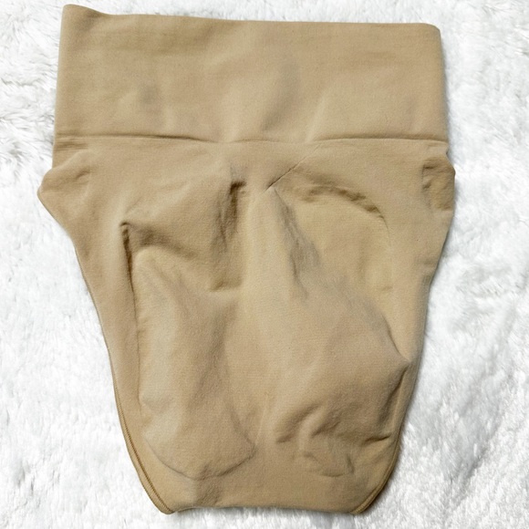 NEW Skims Seamless Sculpt Mid Waist Brief in Desert Women’s S/M - Picture 2 of 6